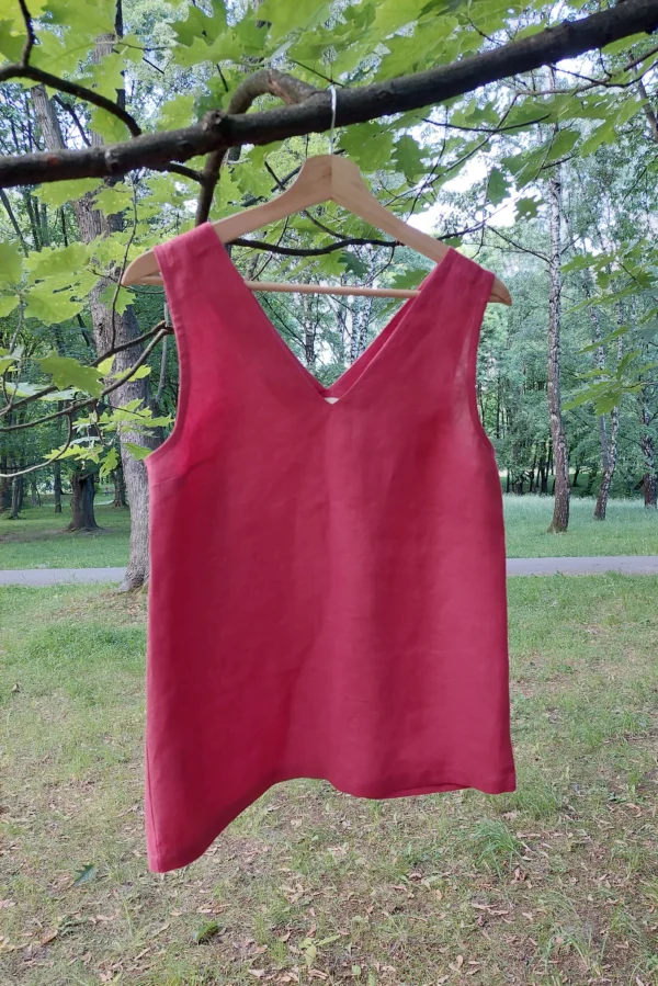Lniany top na szerokich ramiączkach